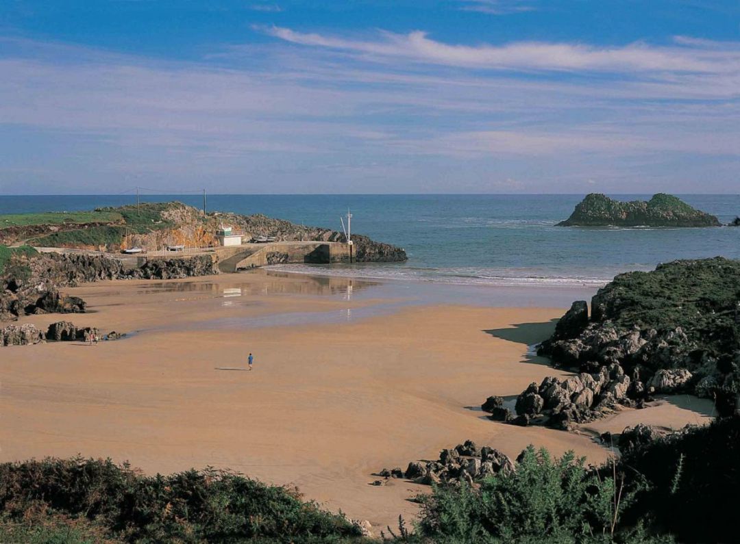 Playa de Palombina, en litoral de Llanes Playa de Palombina, en litoral de Llanes
