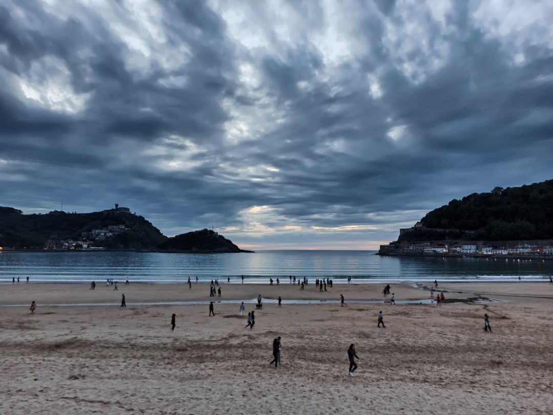 Playa de la Concha (San Sebastián) al anochecer Playa de la Concha (San Sebastián) al anochecer