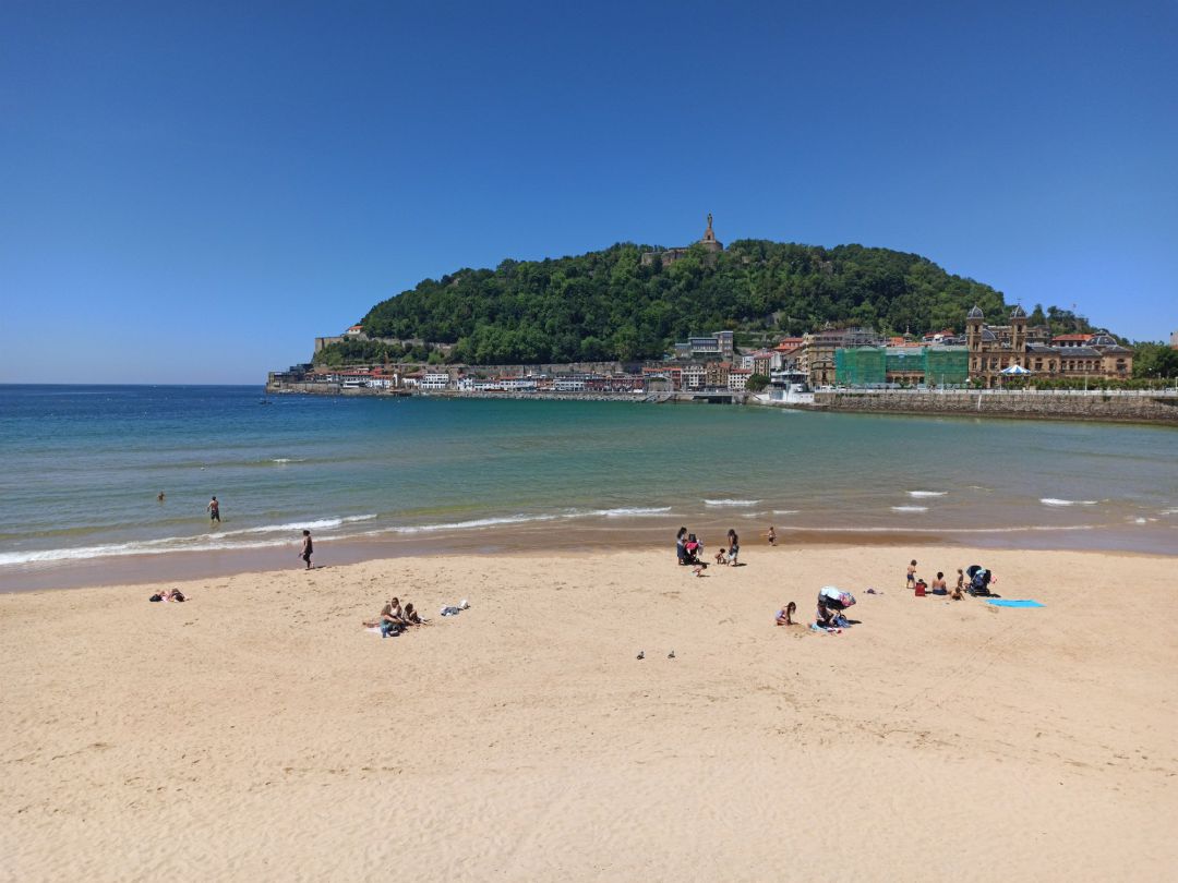 Playa de La Concha en San Sebastián durante la desescalada. Playa de La Concha en San Sebastián durante la desescalada.