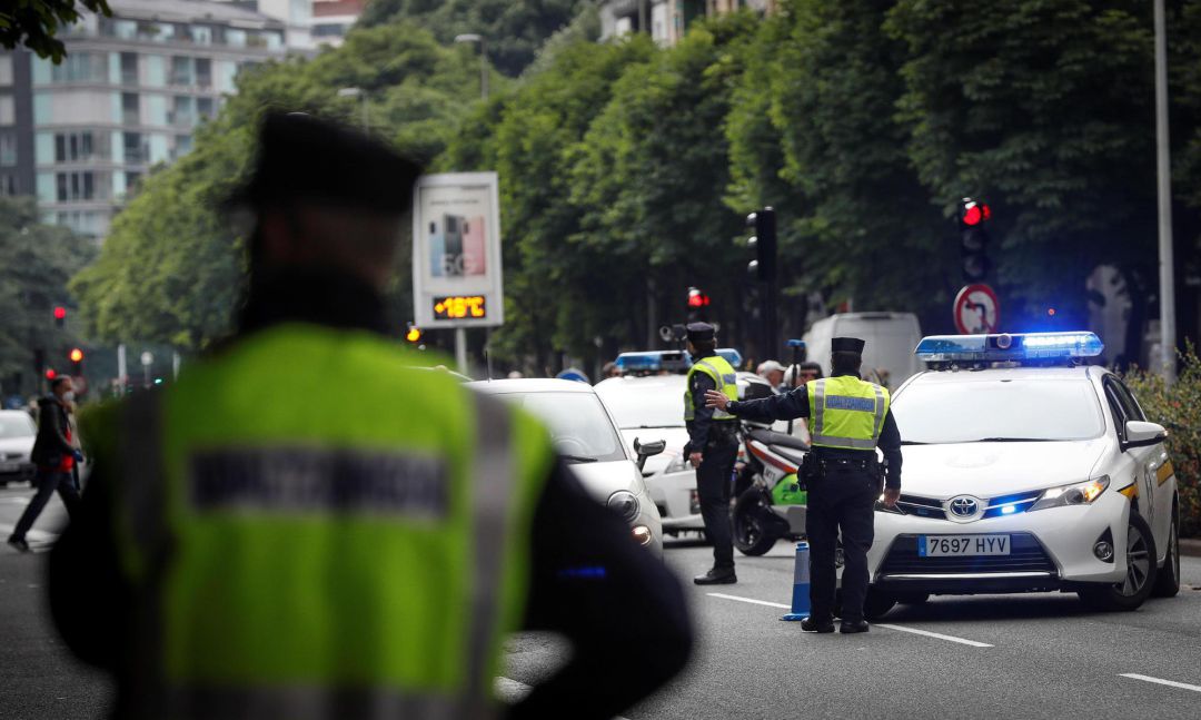 Agentes de la Policía Municipal de San Sebastián realizan un control este jueves para comprobar que se cumplan las medidas de seguridad. La Ertzaintza y las Policías Locales de Euskadi establecerán controles especiales, durante la noche y el día, para evitar los desplazamientos indebidos durante el fin de semana. Agentes de la Policía Municipal de San Sebastián realizan un control este jueves para comprobar que se cumplan las medidas de seguridad. La Ertzaintza y las Policías Locales de Euskadi establecerán controles especiales, durante la noche y el día, para evitar los desplazamientos indebidos durante el fin de semana.