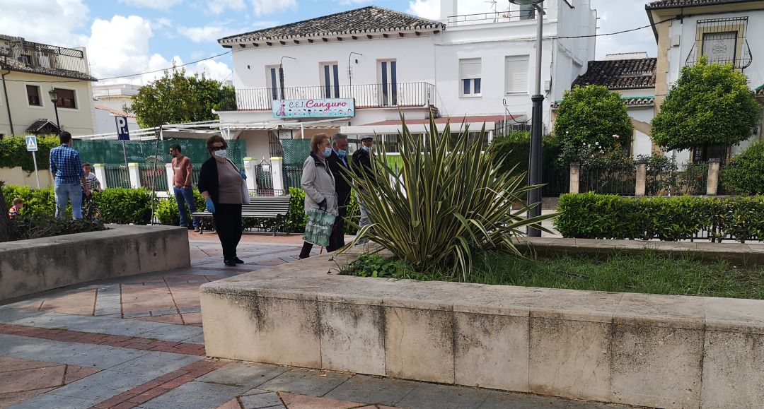 Varios ciudadanos, con mascarilla, pasean por la avenida Martínez Anstein Varios ciudadanos, con mascarilla, pasean por la avenida Martínez Anstein