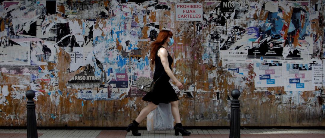 Una mujer con mascarilla camina este jueves por una céntrica calle de A Coruña Una mujer con mascarilla camina este jueves por una céntrica calle de A Coruña