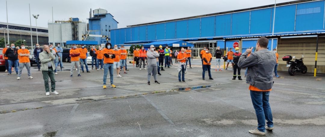 Concentración de trabajadores en la entrada de las instalaciones Concentración de trabajadores en la entrada de las instalaciones