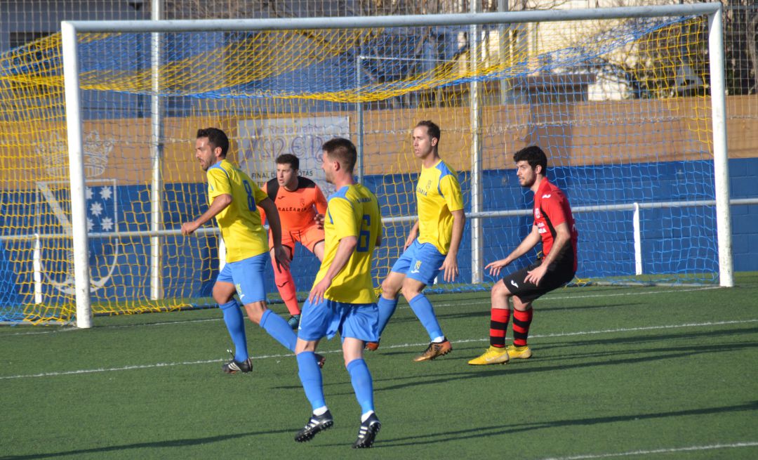 Jugadores del Dénia durante un partido. Jugadores del Dénia durante un partido.