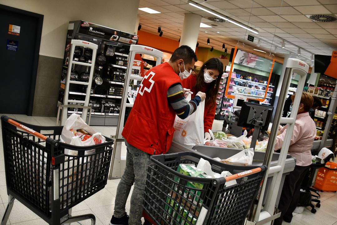 Voluntarios Cruz Roja Elda haciendo compra a personas mayores Voluntarios Cruz Roja Elda haciendo compra a personas mayores