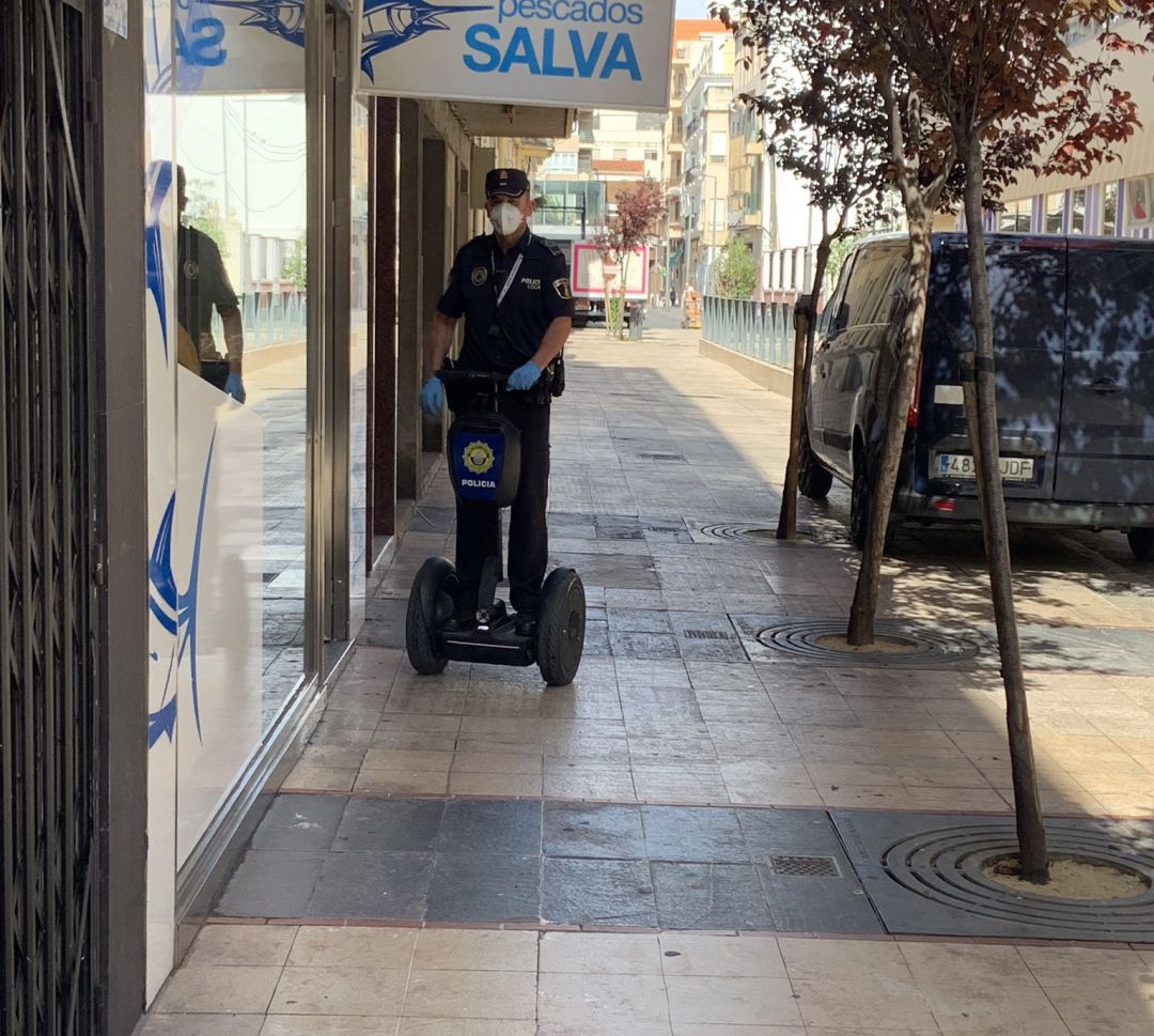Agentes informan en Gandia sobre nuevas normas y uso de mascarillas Agentes informan en Gandia sobre nuevas normas y uso de mascarillas