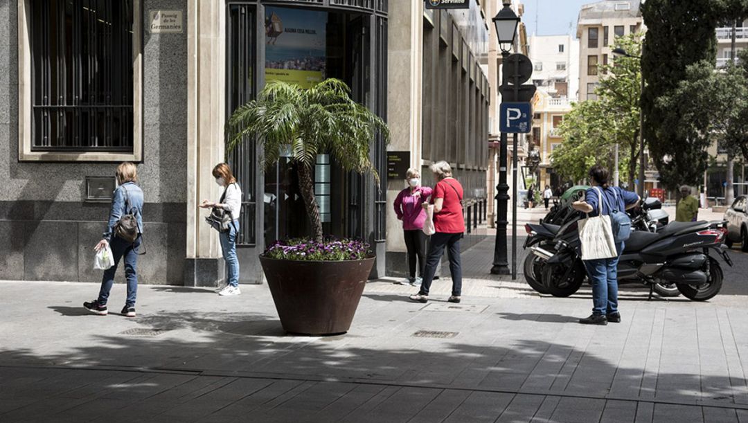 Colas en las puertas de una entidad bancaria de la ciudad de Gandia Colas en las puertas de una entidad bancaria de la ciudad de Gandia