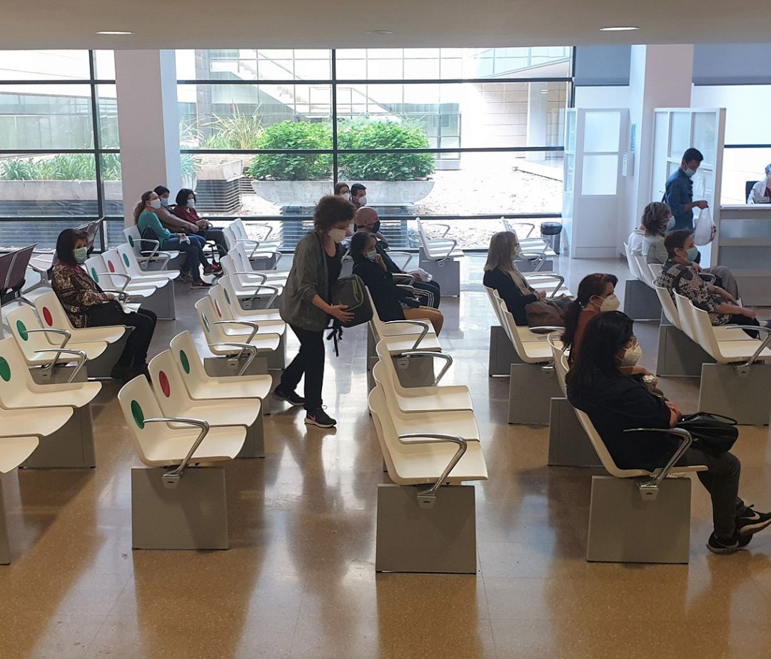 Sala de espera para consultas de especialidades en el hospital Clínico San Cecilio de Granada Sala de espera para consultas de especialidades en el hospital Clínico San Cecilio de Granada