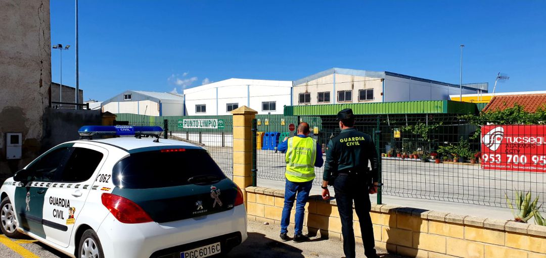 Miembros de la Guardia Civil en el Punto Limpio de Martos. Miembros de la Guardia Civil en el Punto Limpio de Martos.