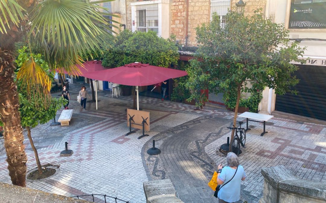 Un bar de la Plaza de El Pósito de la capital prepara la terraza para su reapertura. Un bar de la Plaza de El Pósito de la capital prepara la terraza para su reapertura.