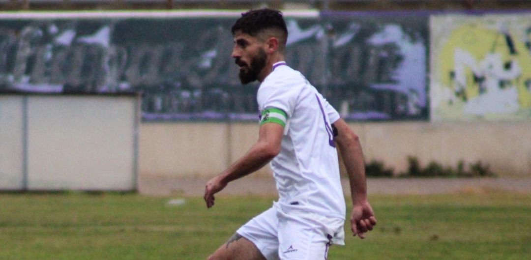 Juanma Espinosa conduce el balón en un partido en La Victoria. Juanma Espinosa conduce el balón en un partido en La Victoria.