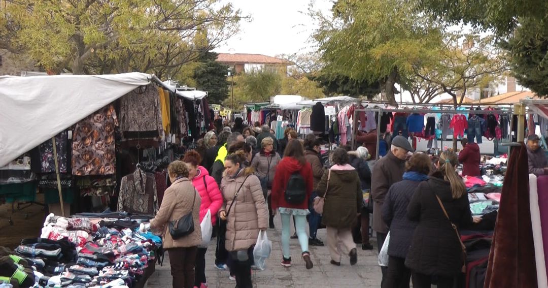 Los mercadillos no podrán verse, al menos por el momento, como en la foto pues será necesario mucho más espacio entre puesto y puesto Los mercadillos no podrán verse, al menos por el momento, como en la foto pues será necesario mucho más espacio entre puesto y puesto