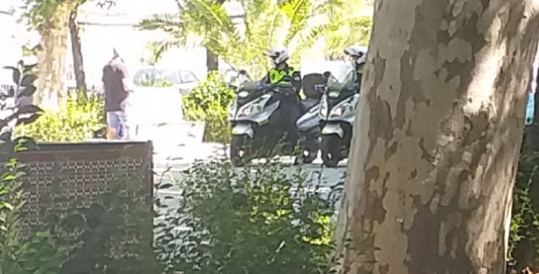 Patrulla de policía en el Paseo de Linarejos. Patrulla de policía en el Paseo de Linarejos.