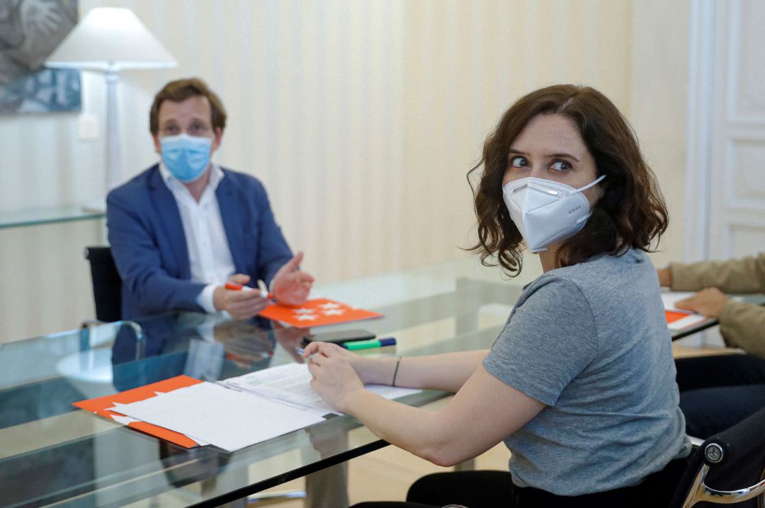 La presidenta de la Comunidad de Madrid, Isabel Díaz Ayuso (d), se reúne con el alcalde de Madrid, José Luis Martínez-Almeida (i), para tratar sobre el cambio a la Fase 1 de Madrid, ante el COVID-19, este viernes. La presidenta de la Comunidad de Madrid, Isabel Díaz Ayuso (d), se reúne con el alcalde de Madrid, José Luis Martínez-Almeida (i), para tratar sobre el cambio a la Fase 1 de Madrid, ante el COVID-19, este viernes.