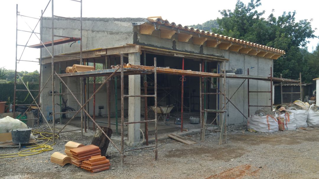 Imagen de archivo de una construcción sobre suelo rústico Imagen de archivo de una construcción sobre suelo rústico