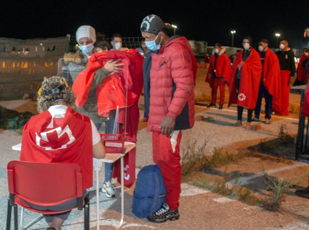 Voluntarios de Cruz roja atiende a los inmigrantes trasladados al Puerto de Motril Voluntarios de Cruz roja atiende a los inmigrantes trasladados al Puerto de Motril