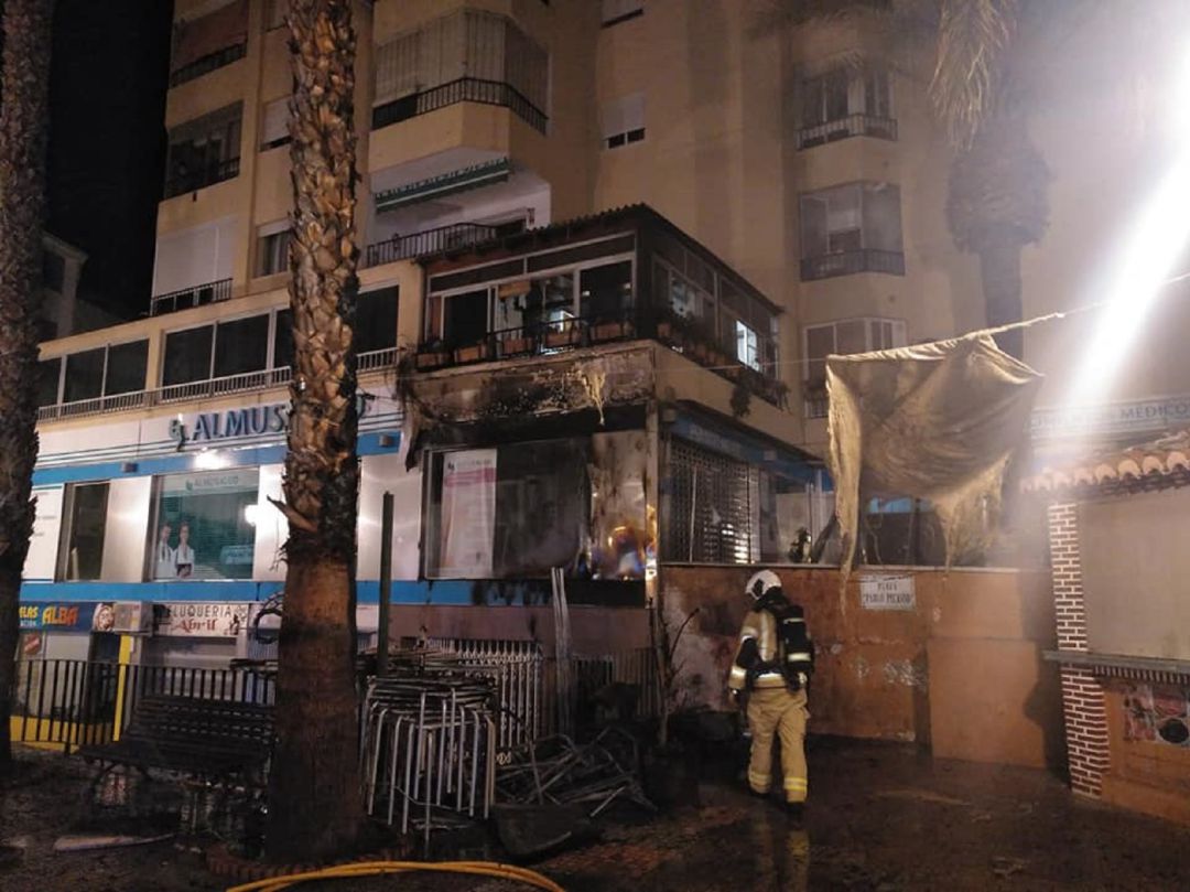 Los bomberos de Almuñécar sofocan un incendio en la calle Pablo Picasso Los bomberos de Almuñécar sofocan un incendio en la calle Pablo Picasso