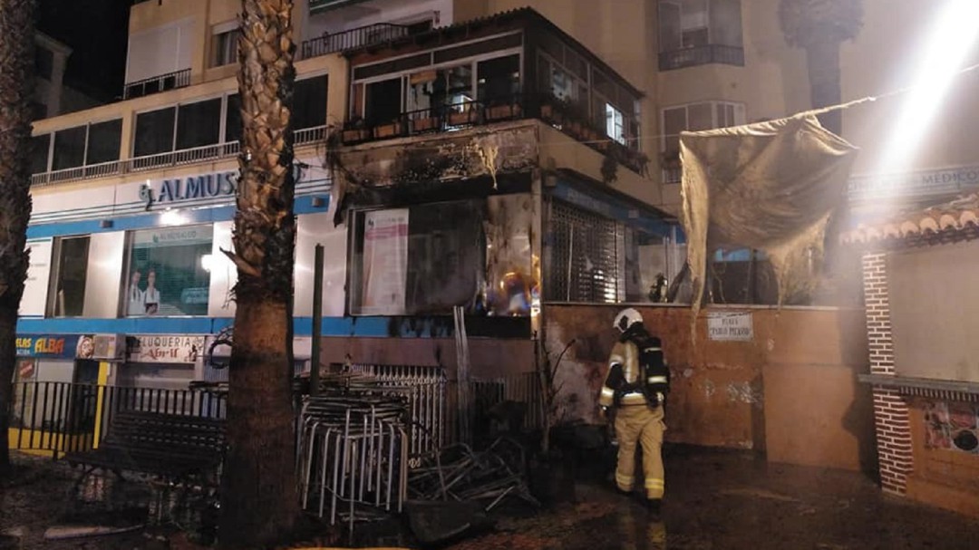 Los Bomberos de Almuñécar sofoca un aparatoso incendio de una clínica en la plaza Pablo Picasso