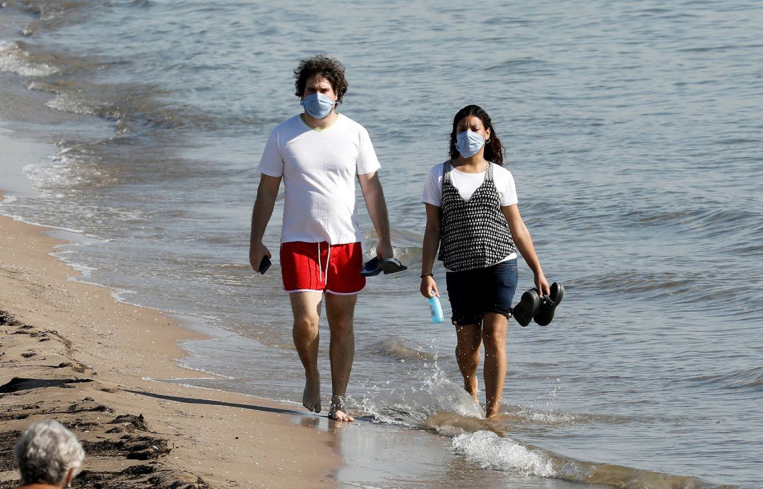 Llevar mascarillas es ya obligatorio en espacios públicos, tanto al aire libre como cerrados, siempre y cuando no se pueda mantener una distancia social de dos metros Llevar mascarillas es ya obligatorio en espacios públicos, tanto al aire libre como cerrados, siempre y cuando no se pueda mantener una distancia social de dos metros