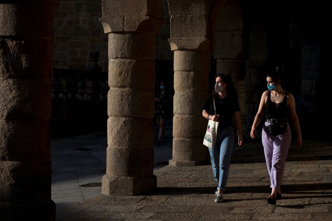 Dos jóvenes con mascarillas por el casco antiguo Dos jóvenes con mascarillas por el casco antiguo