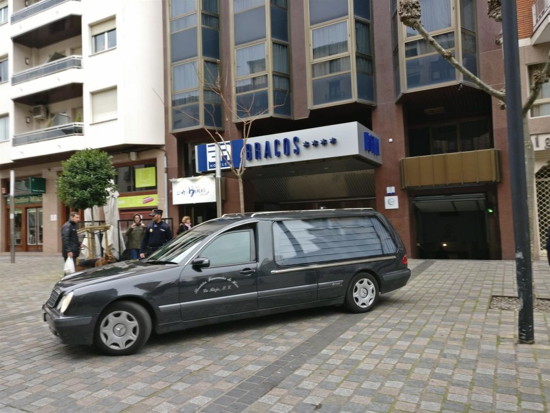 Imagen del coche funerario que traslada los restos de la niña. Imagen del coche funerario que traslada los restos de la niña.