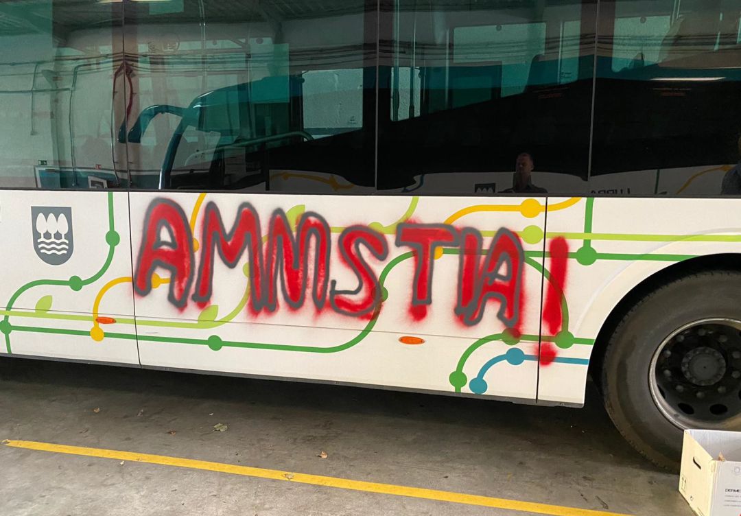Vista del autobús atacado en Azpeitia. Vista del autobús atacado en Azpeitia.
