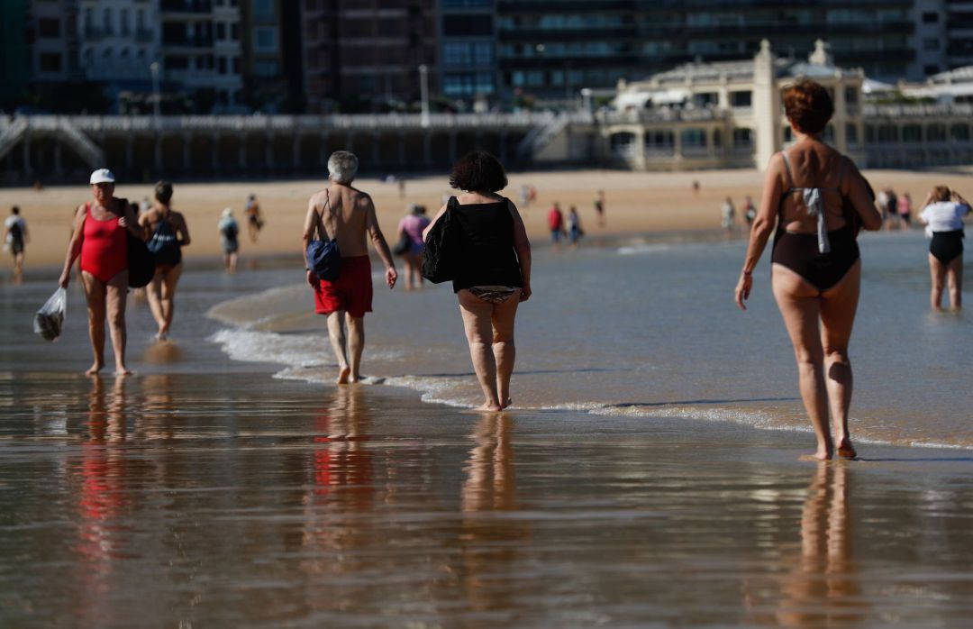 Varias personas pasean por la playa de La Concha. Varias personas pasean por la playa de La Concha.