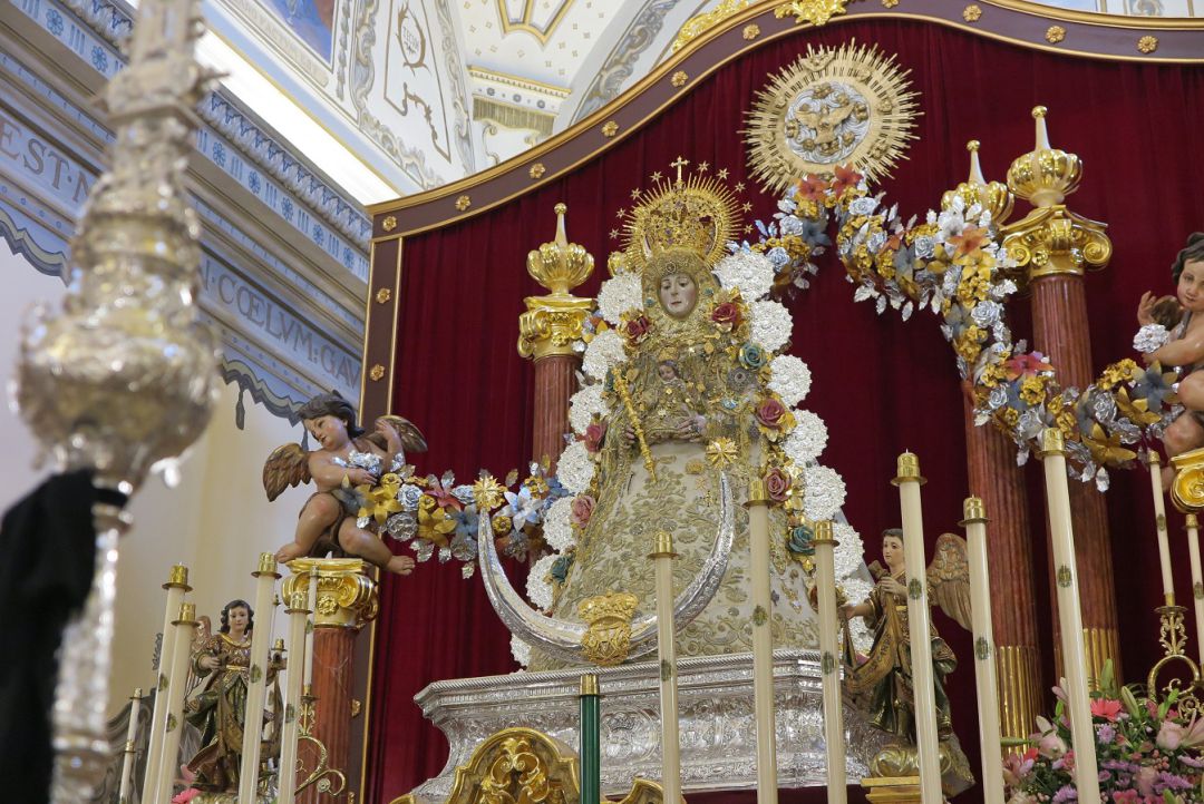 La Virgen del Rocío, en su inédito altar de novena en la Parroquia de la Asunción de Almonte La Virgen del Rocío, en su inédito altar de novena en la Parroquia de la Asunción de Almonte
