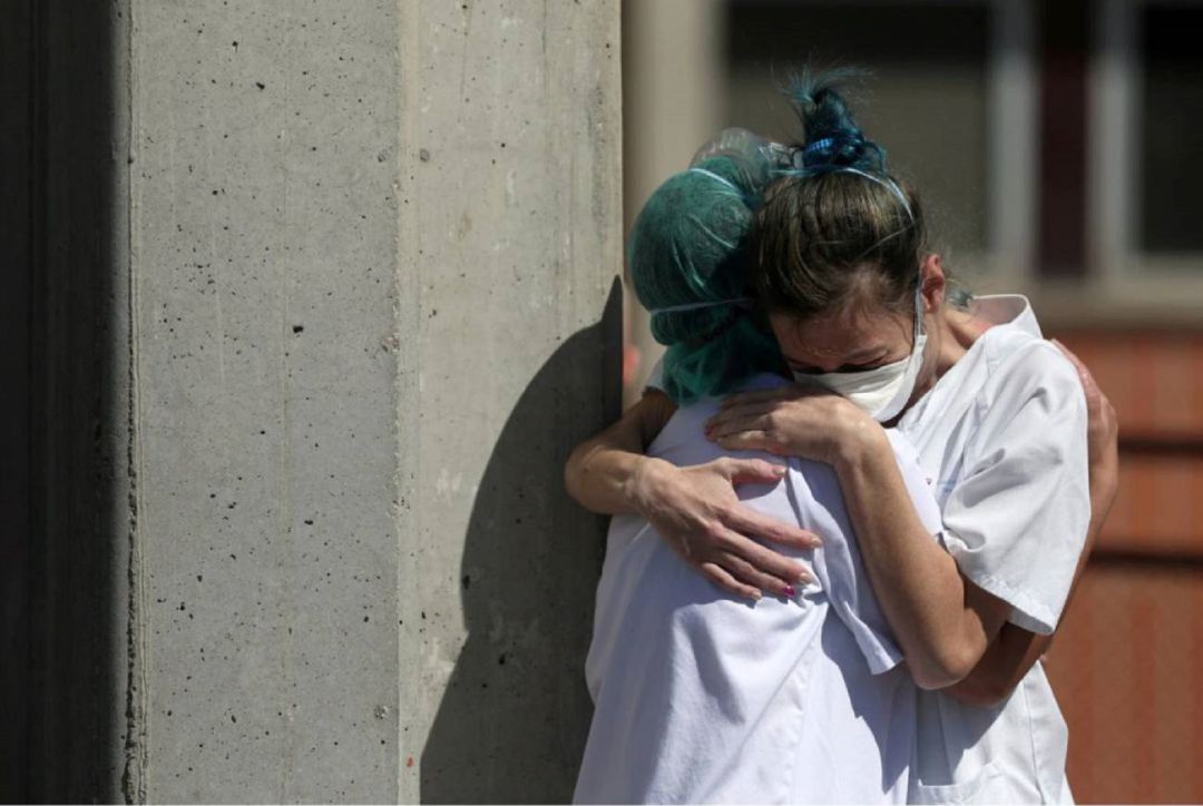Sanitarias del Virgen del Rocío abrazadas Sanitarias del Virgen del Rocío abrazadas