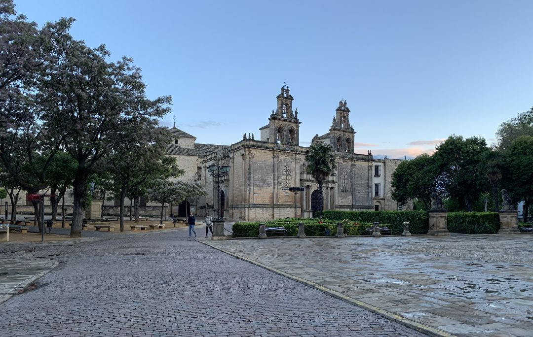 Plaza Vázquez de Molina con la Basílica de Santa María al fondo Plaza Vázquez de Molina con la Basílica de Santa María al fondo