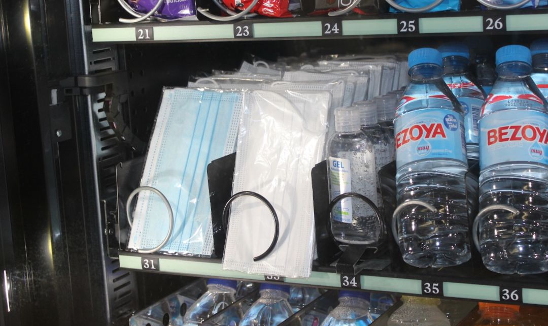 Las máquinas de venta automática de algunas estaciones de metro en València y de tranvía en Alicante han incorporado mascarillas y gel hidroalcohólico Las máquinas de venta automática de algunas estaciones de metro en València y de tranvía en Alicante han incorporado mascarillas y gel hidroalcohólico