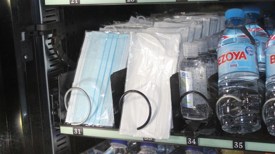 Metrovalencia incorpora mascarillas y gel hidroalcohólico en sus máquinas de venta automática