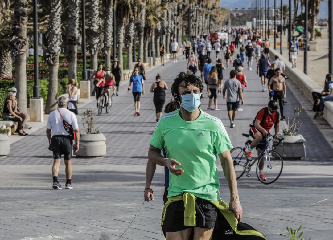 Deportistas en la playa de la Malvarrosa el primer día de salida en Valencia tras 48 días en casa por el coronavirus, en que los adultos pueden salir a pasear y a hacer deporte, en Valencia Deportistas en la playa de la Malvarrosa el primer día de salida en Valencia tras 48 días en casa por el coronavirus, en que los adultos pueden salir a pasear y a hacer deporte, en Valencia