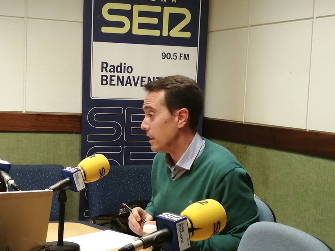Luciano Huerga en los estudios de Radio Benavente Luciano Huerga en los estudios de Radio Benavente