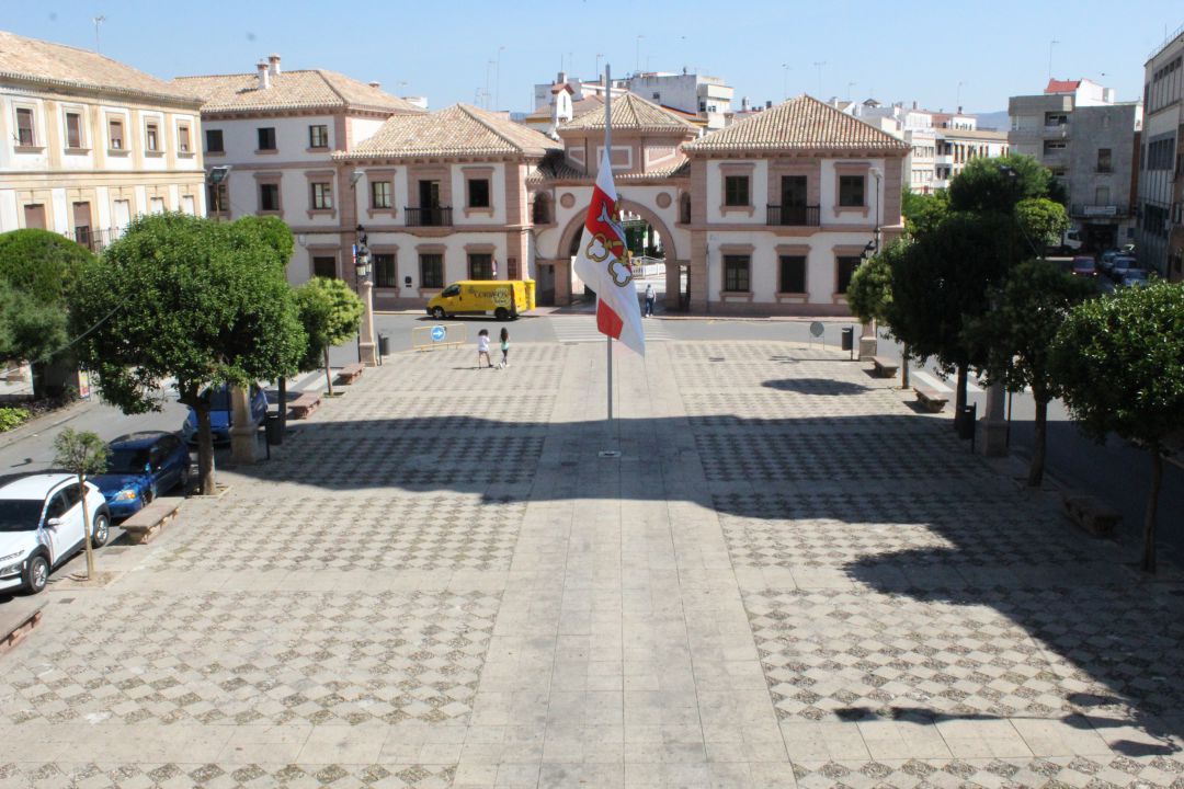 Bandera de Andújar a media asta en la conmemoración del Día de la Ciudad. Bandera de Andújar a media asta en la conmemoración del Día de la Ciudad.