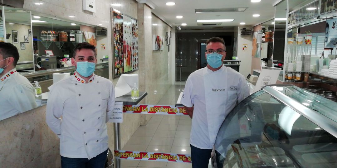 Adolfo Romero (i) y Óscar Romero posan con sus mascarillas en un establecimiento limitado en aforo y dotad con varios puntos de hidrogel Adolfo Romero (i) y Óscar Romero posan con sus mascarillas en un establecimiento limitado en aforo y dotad con varios puntos de hidrogel
