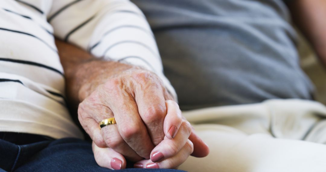 Un matrimonio agarrado de la mano. Un matrimonio agarrado de la mano.