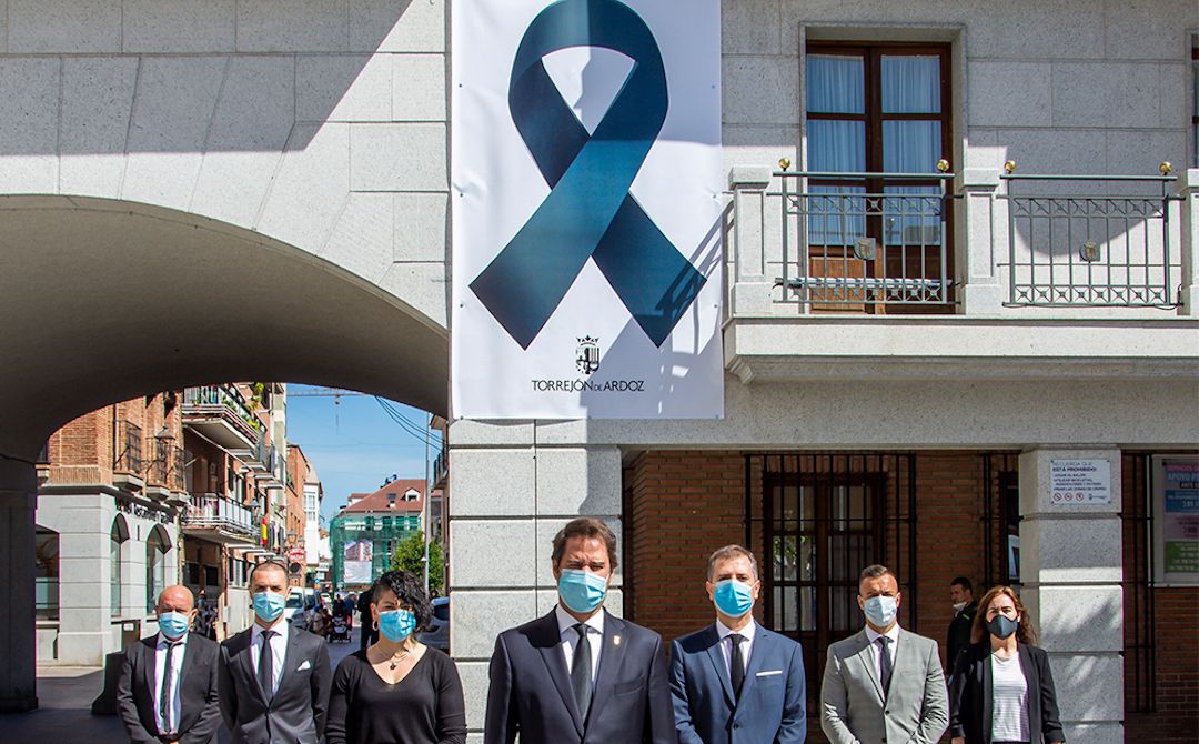 Crespón negro en el Ayuntamiento de Torrejón de Ardoz Crespón negro en el Ayuntamiento de Torrejón de Ardoz