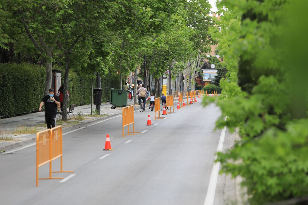 Vecinos de Getafe pasean por la ciudad durante la primera fase del desconfinamiento. Vecinos de Getafe pasean por la ciudad durante la primera fase del desconfinamiento.