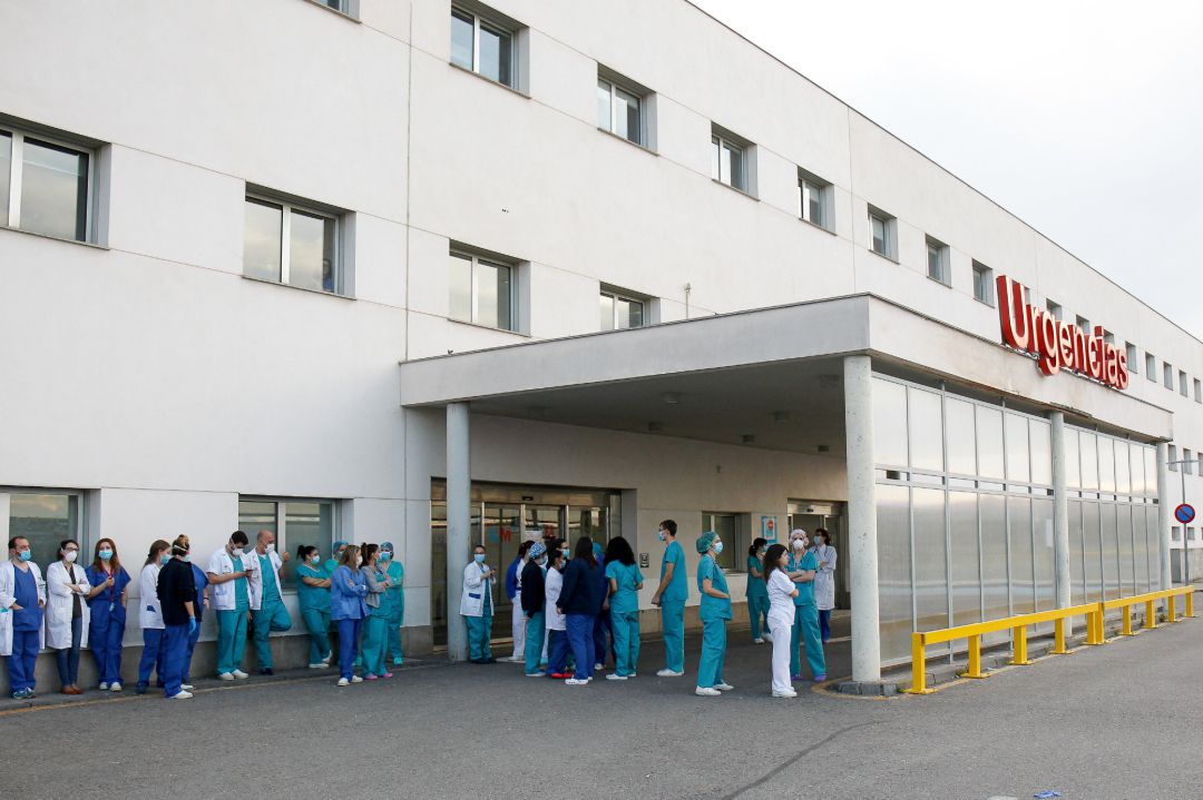 Los sanitarios se concentraban en la puerta del Servicio de Urgencias antes de su homenaje diario en el Hospital Infanta Elena de Valdemoro como consecuencia de la pandemia de coronavirus en Valdemoro. Los sanitarios se concentraban en la puerta del Servicio de Urgencias antes de su homenaje diario en el Hospital Infanta Elena de Valdemoro como consecuencia de la pandemia de coronavirus en Valdemoro.
