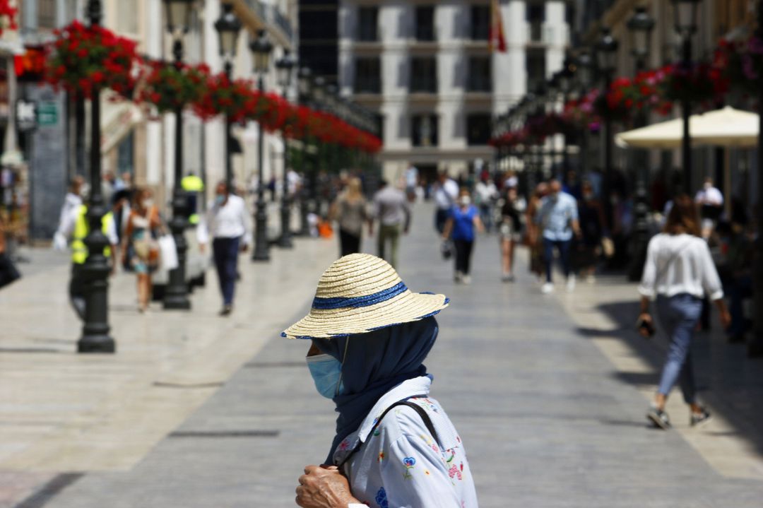 Personas hacen uso de las mascarillas frente al virus COVID-19 donde en el día de hoy son obligatorias llevarlas en espacios públicos en Málaga a 21 de mayo 2020 Personas hacen uso de las mascarillas frente al virus COVID-19 donde en el día de hoy son obligatorias llevarlas en espacios públicos en Málaga a 21 de mayo 2020