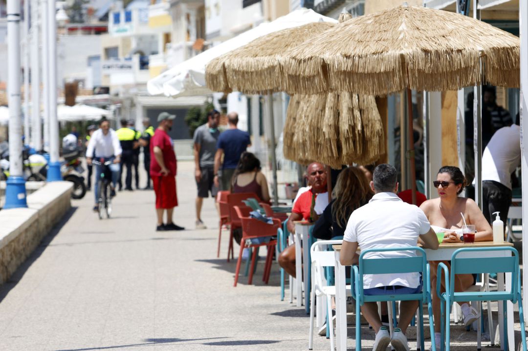 Un grupo de personas pasean por el paseo marítimo de Pedregalejo durante la Fase 1 en Málaga. Un grupo de personas pasean por el paseo marítimo de Pedregalejo durante la Fase 1 en Málaga.