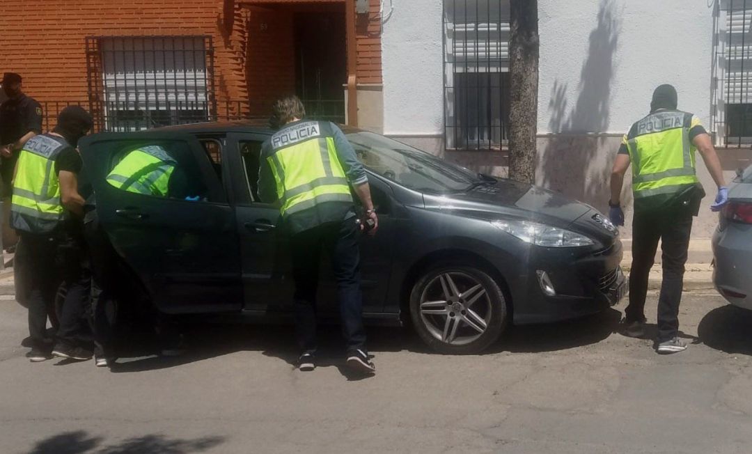 La Policía Nacional ha detenido a varias personas en una operación antiyihadista que está llevando a cabo este miércoles, con un amplio dispositivo de efectivos en la localidad ciudadrealeña de Bolaños de Calatrava. La Policía Nacional ha detenido a varias personas en una operación antiyihadista que está llevando a cabo este miércoles, con un amplio dispositivo de efectivos en la localidad ciudadrealeña de Bolaños de Calatrava.