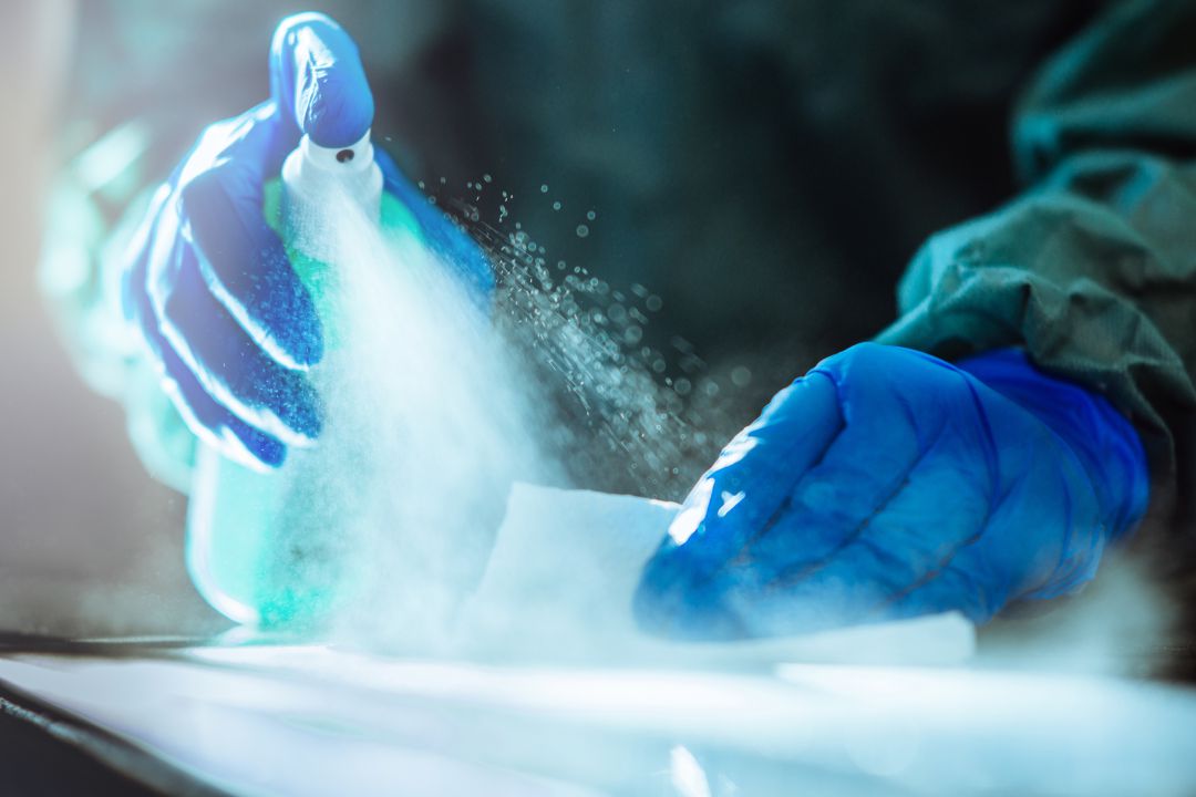 Imagen de archivo de un spray rociando una superficie para desinfectar. Imagen de archivo de un spray rociando una superficie para desinfectar.