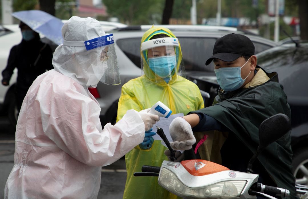 Trabajadores del servicio de salud chino toman la temperatura a conductores en la ciudad de Jilin. Trabajadores del servicio de salud chino toman la temperatura a conductores en la ciudad de Jilin.