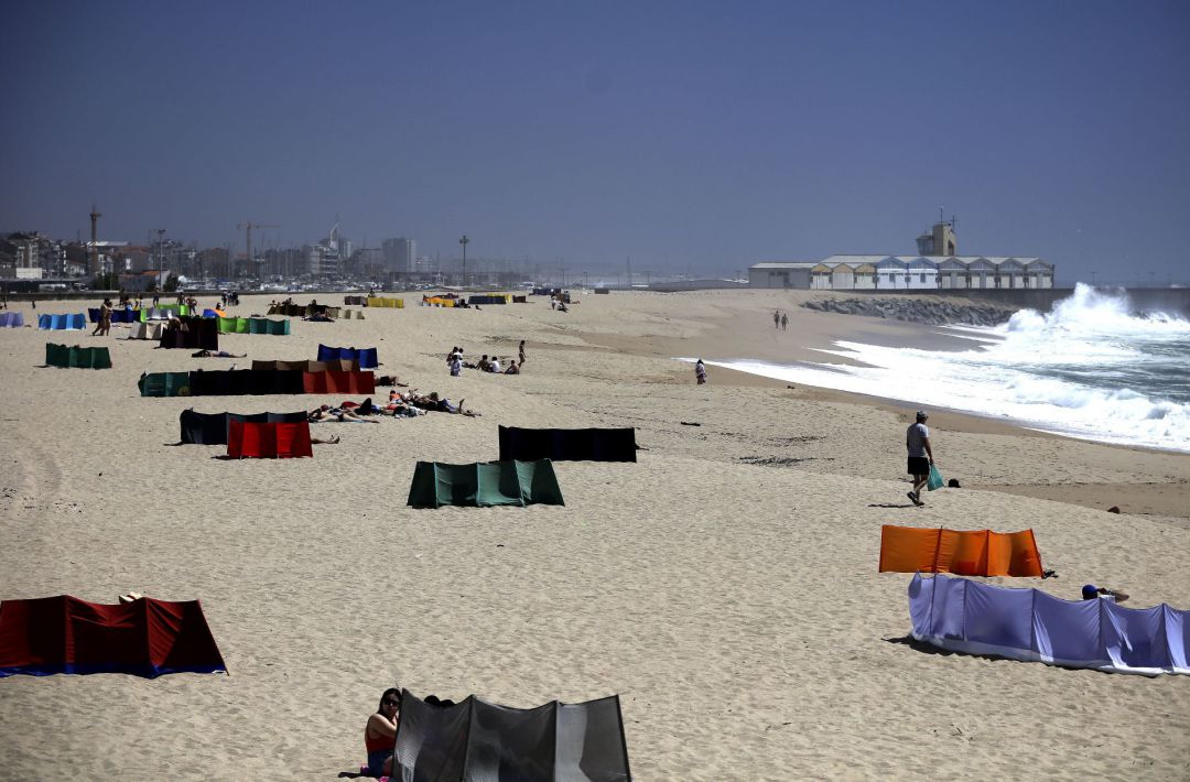 Una playa en Portugal con medidas para evitar el COVID-19. Una playa en Portugal con medidas para evitar el COVID-19.