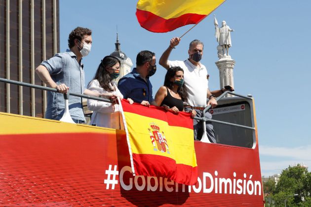 El líder de Vox, Santiago Abascal (c), junto a la portavoz de Vox de la Asamblea de Madrid, Rocío Monasterio (2d), el diputado de Vox en el Congreso, Javier Ortega Smith (d), y ell diputado de Vox Iván Espinosa de los Monteros (i), en la plaza de Colón en Madrid, momentos antes del incio de la manifestación El líder de Vox, Santiago Abascal (c), junto a la portavoz de Vox de la Asamblea de Madrid, Rocío Monasterio (2d), el diputado de Vox en el Congreso, Javier Ortega Smith (d), y ell diputado de Vox Iván Espinosa de los Monteros (i), en la plaza de Colón en Madrid, momentos antes del incio de la manifestación