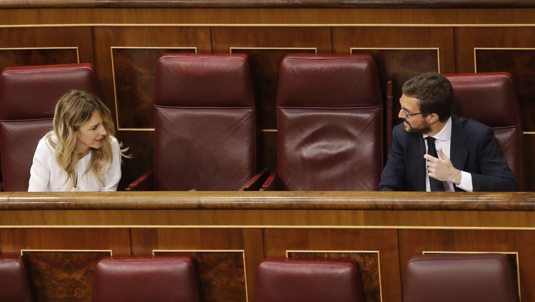 El líder del PP, Pablo Casado, y la portavoz de la misma formación, Cayetena Álvarez de Toledo, durante en el pleno del Congreso que debate y vota este miércoles la quinta prórroga del estado de alarma.
El líder del PP, Pablo Casado, y la portavoz de la misma formación, Cayetena Álvarez de Toledo, durante en el pleno del Congreso que debate y vota este miércoles la quinta prórroga del estado de alarma.