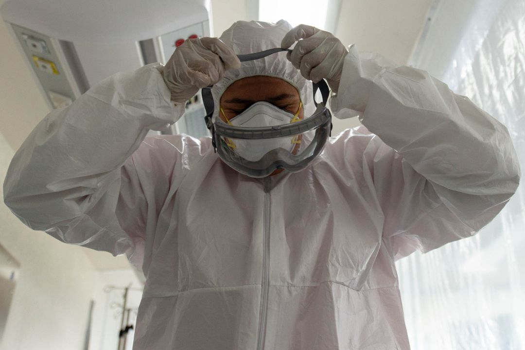 Un sanitario se prepara para actuar Un sanitario se prepara para actuar