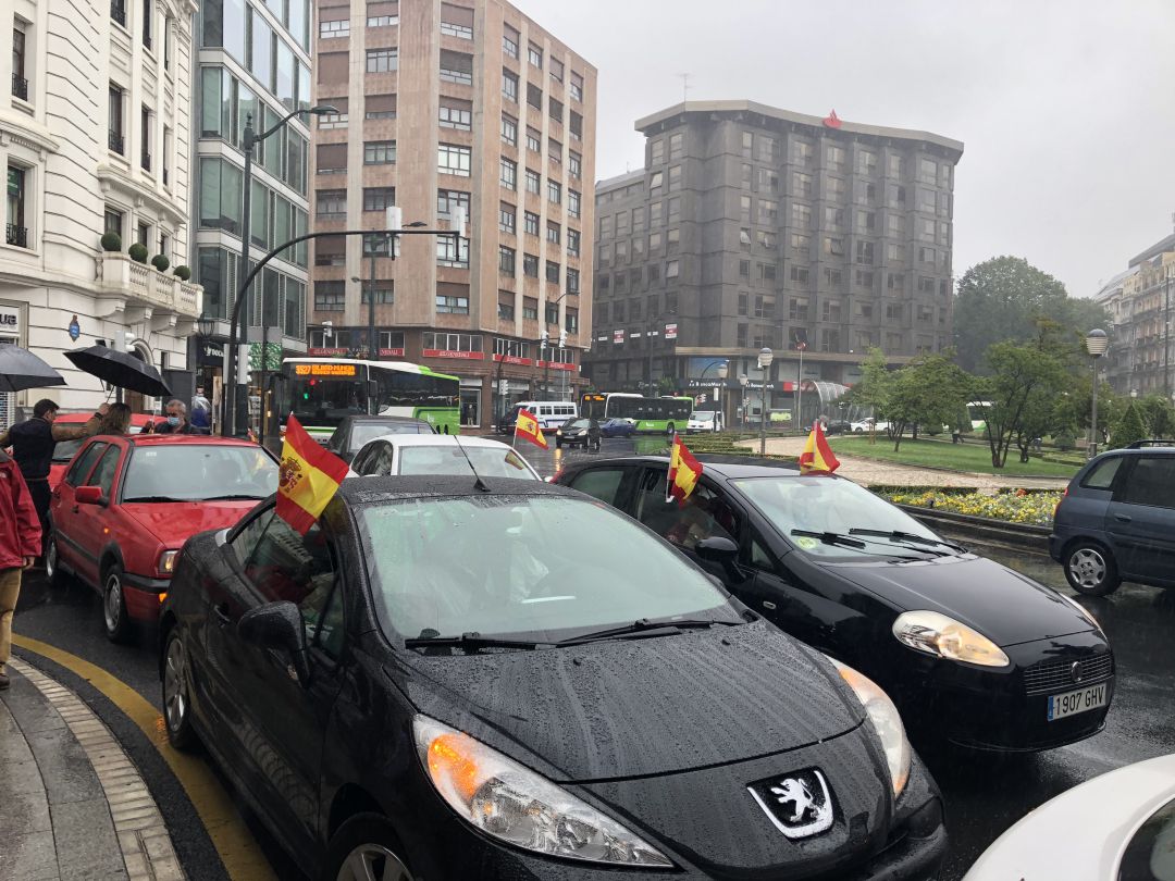 Varios coches de simpatizantes de Vox esperan poder marchar por la Gran Vía para mostrar su rechazo al Gobierno de Sánchez Varios coches de simpatizantes de Vox esperan poder marchar por la Gran Vía para mostrar su rechazo al Gobierno de Sánchez